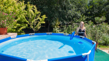 Ein sonniger Platz für einen Pool im Garten